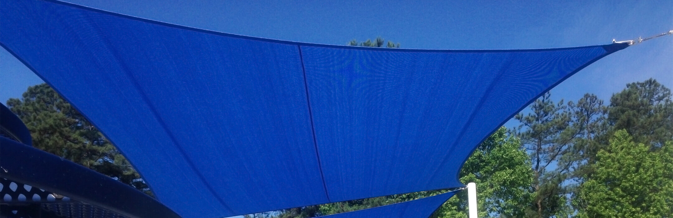Struttura con telo ombreggiante blu con occhielli e moschettoni