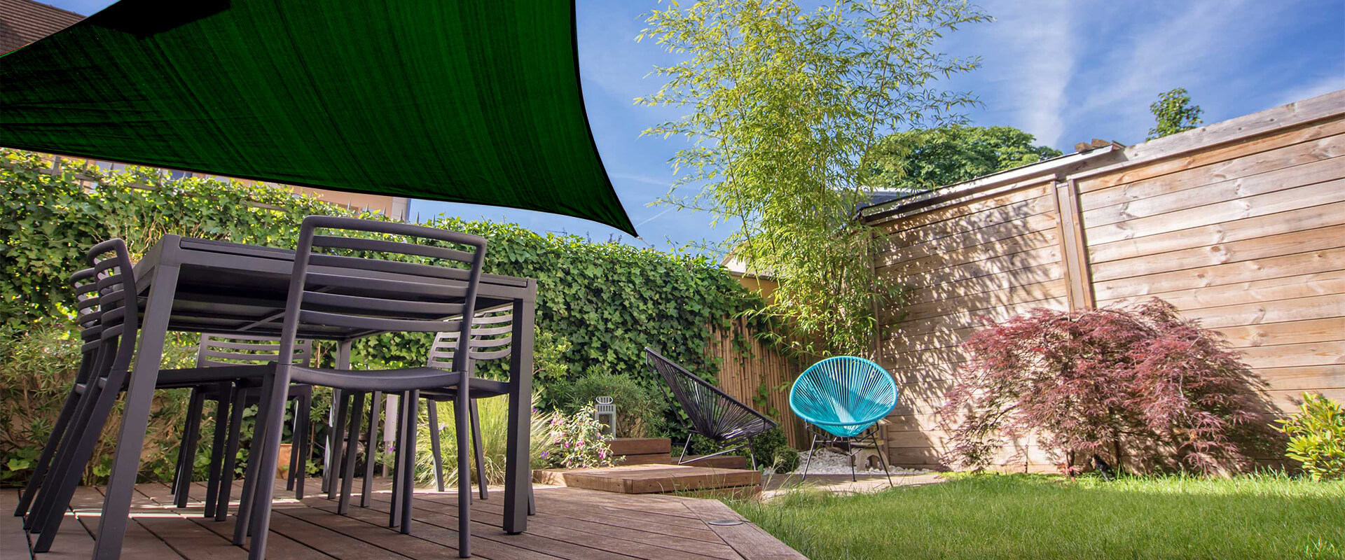 Giardino protetto dal sole con telo ombreggiante occhiellato