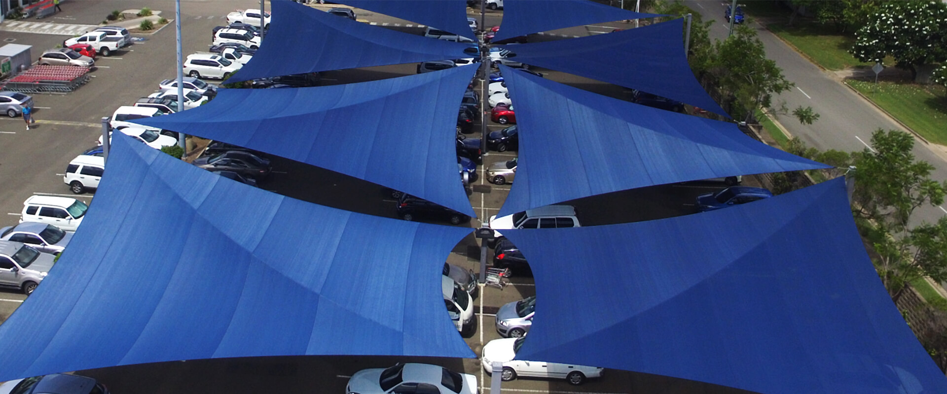 Telo ombreggiante blu per proteggere la tua auto o il parcheggio
